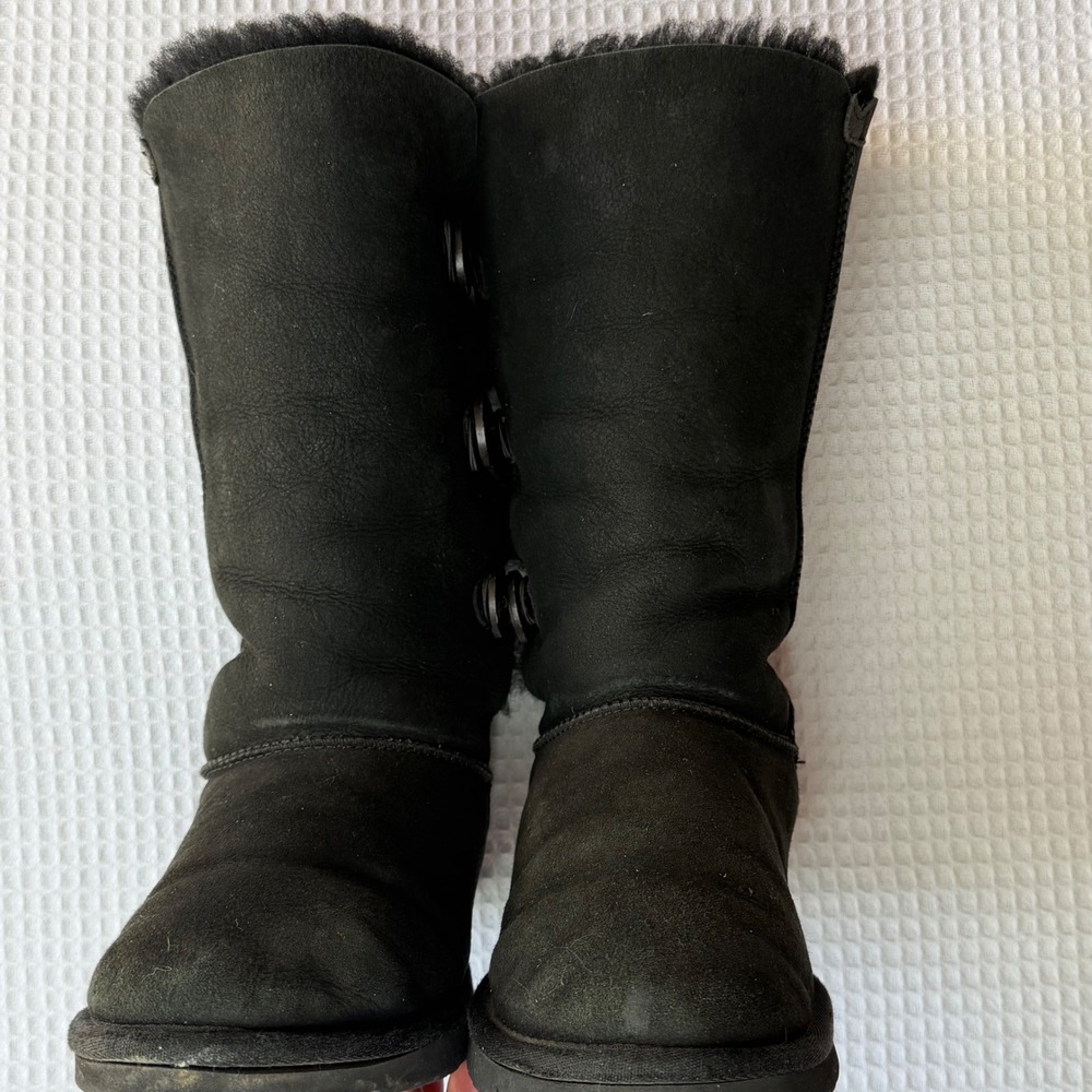 UGG Australia Bailey Button Triplet Black Sheepskin Boots 1873 Womens 9 - Picture 4 of 8